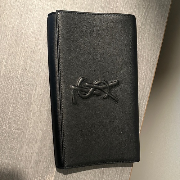 Yves Saint Laurent Handbags - Yves Saint Laurent Black Leather clutch